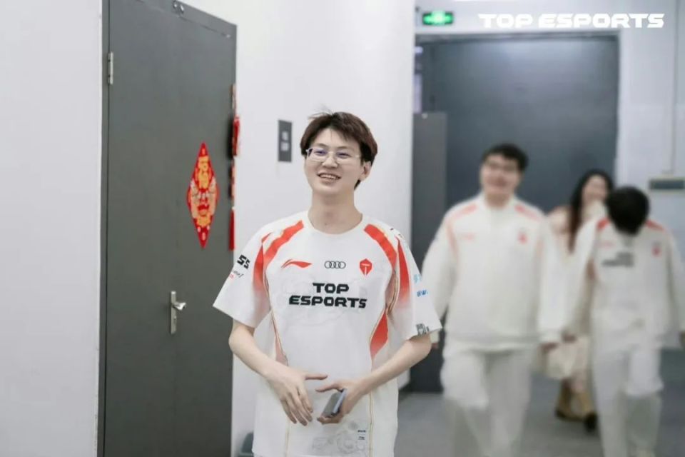 乐鱼 Ning迎来三赛季高光表现,DWG球迷沸腾!